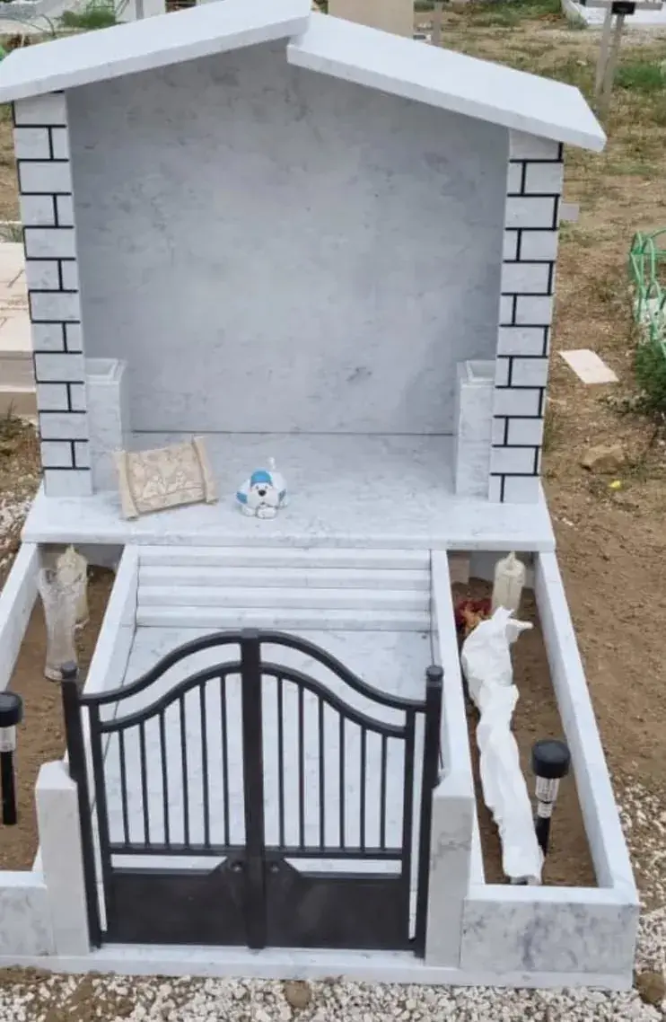 Monumento funerario con edicola e cancello — Arte funeraria